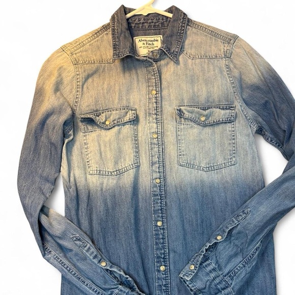 Abercrombie & Fitch Ombre Denim Button-Up 💙 - Picture 2 of 8